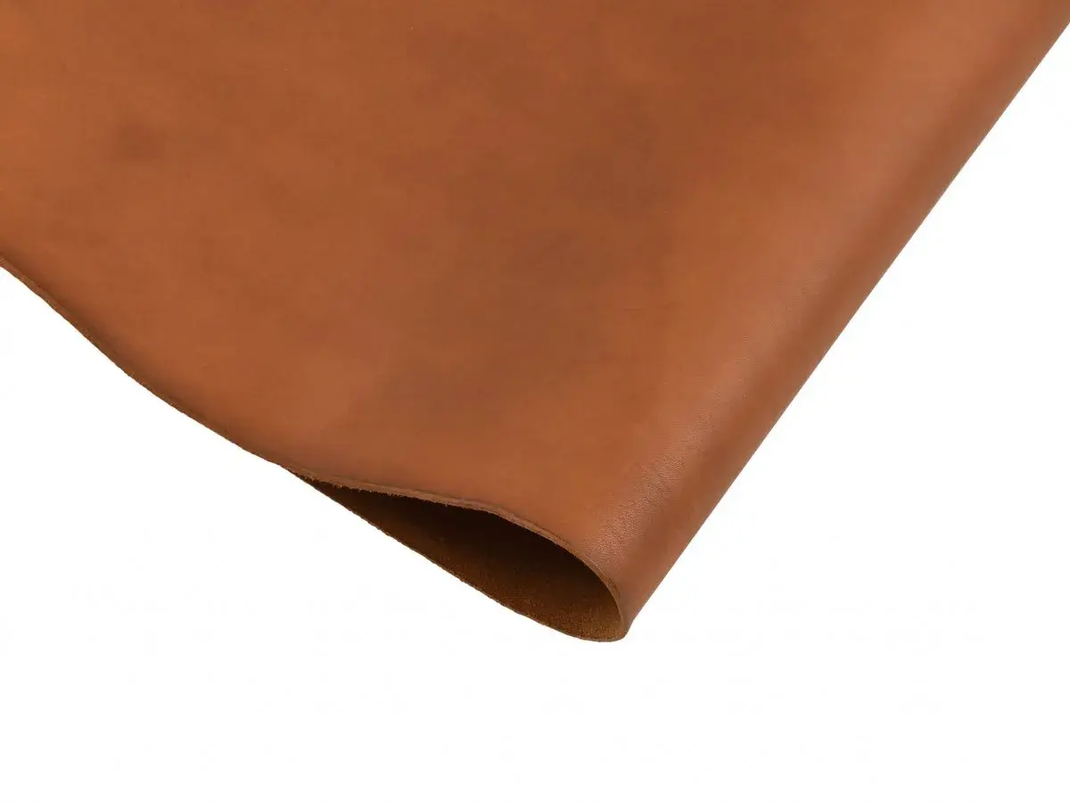 Un morceau de cuir tannage végétal, souple et d'une belle couleur noisette, prêt à être transformé en objet artisanal.
