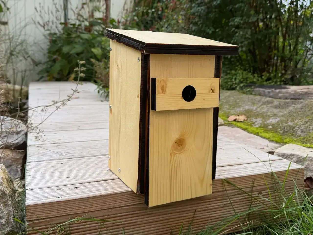 Ein selbstgebauter Nistkasten aus Holz, bereit für gefiederte Bewohner. Das Projekt "Nistkasten bauen" ist abgeschlossen.