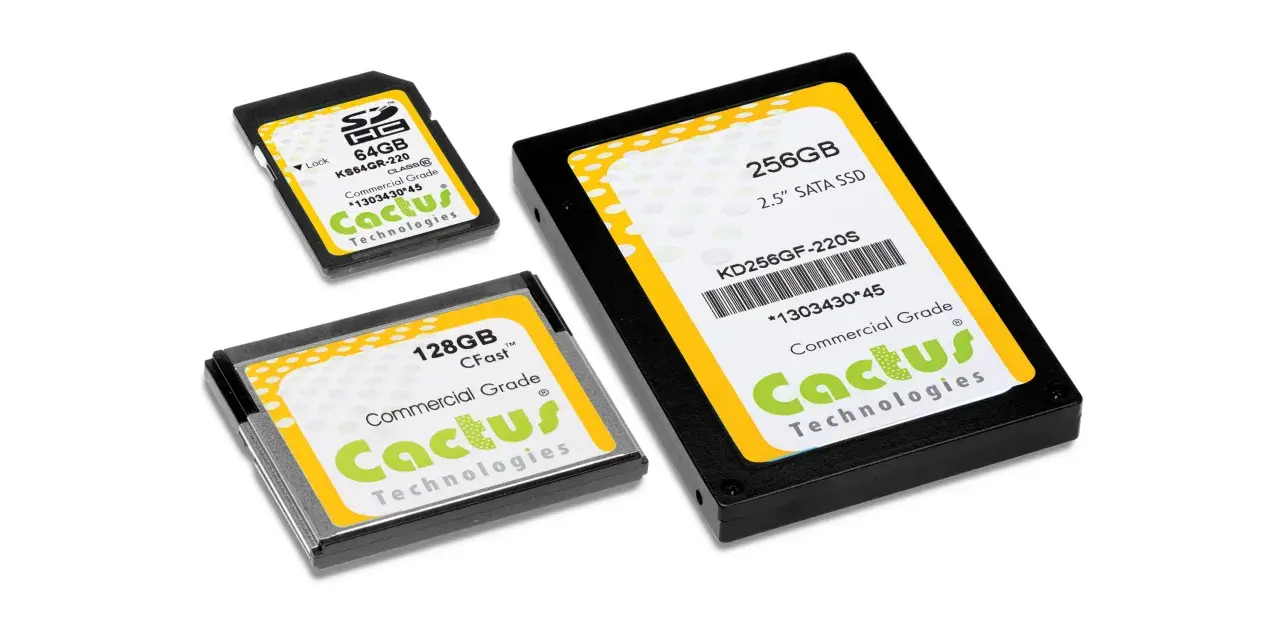 Drei Cactus Technologies Speicherprodukte: SD-Karte, CFast und SSD. Sie zeigen die Vielfalt von Flash-Speicher-Funktionsweise für Daten.