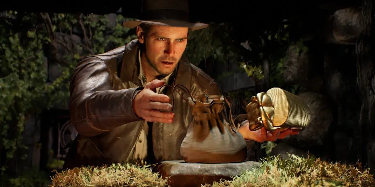 Indiana Jones i wielki krąg: archeolog z kapeluszem i skórzaną kurtką ostrożnie podnosi złoty artefakt w kształcie skarabeusza, obok leży skórzana sakiewka.