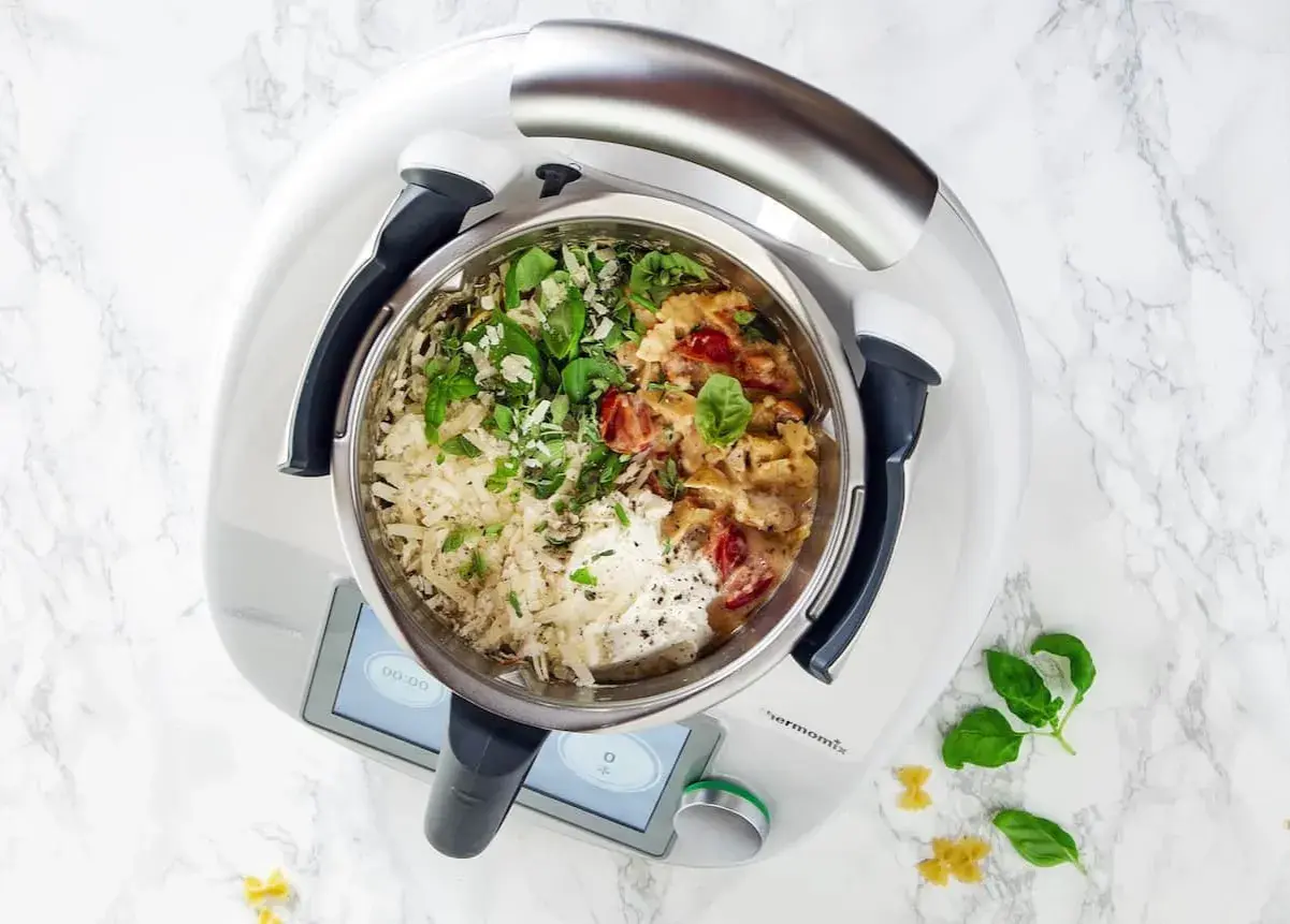 Thermomix mit Nudelgericht, Tomaten, Basilikum und Käse.