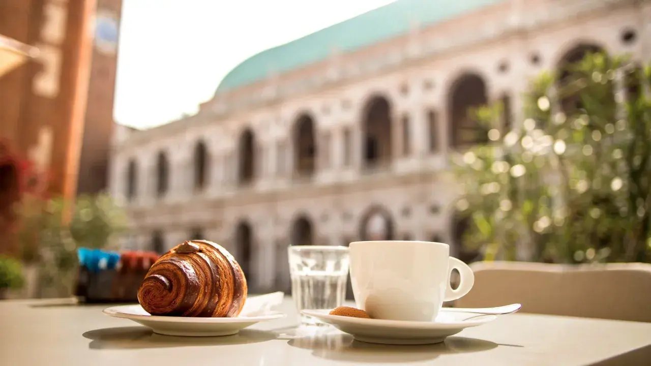 Croissant e caffè in un bar di Vicenza, un'ottima idea per sapere dove mangiare a Vicenza.