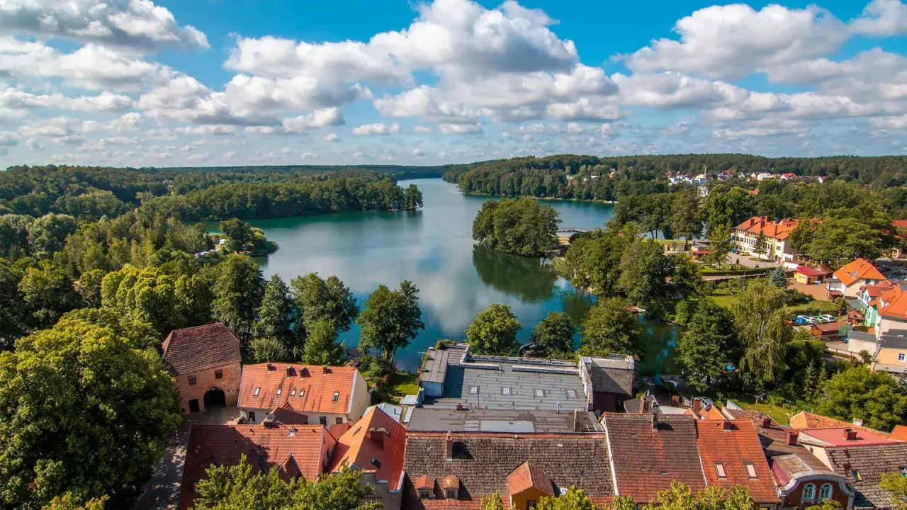 Łagów: malownicze jezioro, lasy i urokliwe miasteczko. Idealne miejsce na rodzinne wakacje, pełne atrakcji dla dzieci.