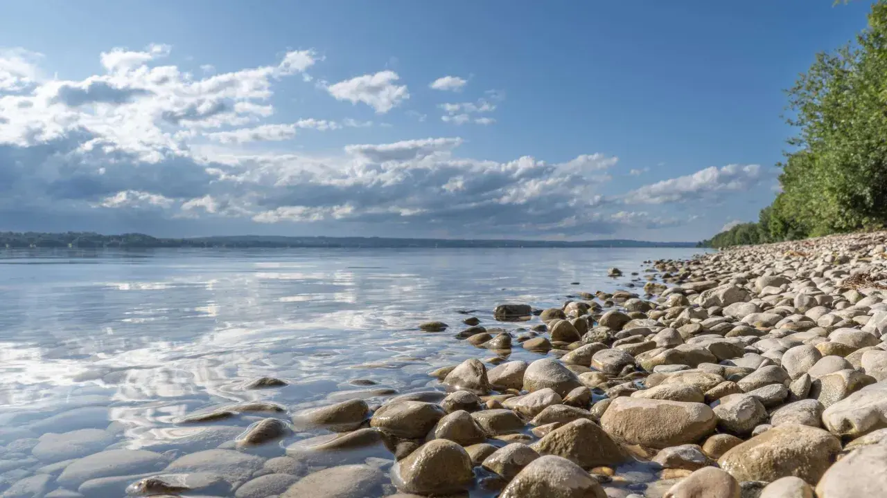 Ein ruhiger Uferabschnitt am Starnberger See mit vielen Steinen. Perfekt zum Baden und ein echter Geheimtipp für einen entspannten Tag.