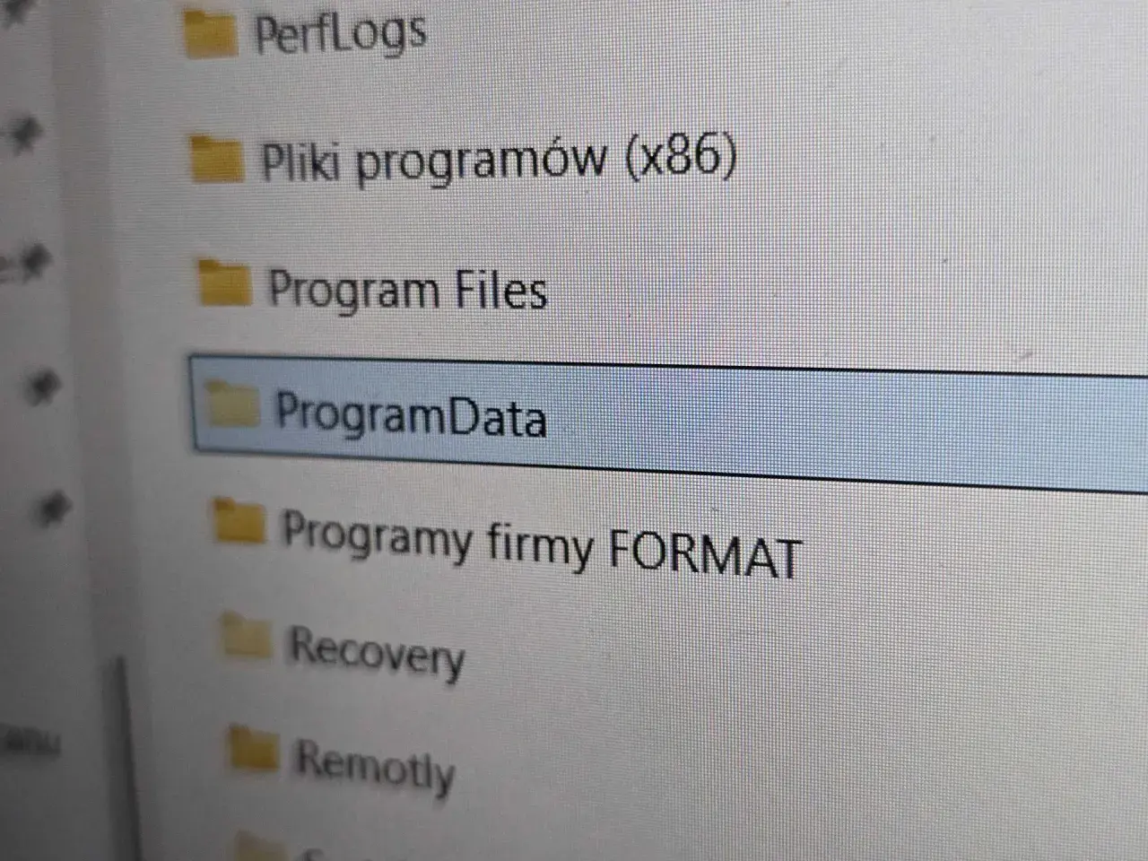 Widok folderów na dysku, w tym "ProgramData", gdzie często przechowywane są dane aplikacji.