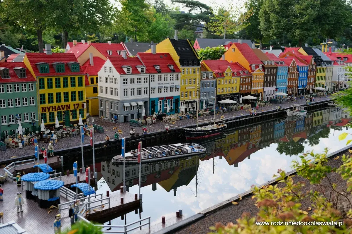 Kolorowe kamienice nad kanałem, łodzie i mini-ludzie w Legoland Dania. Atrakcje parku zachwycają!