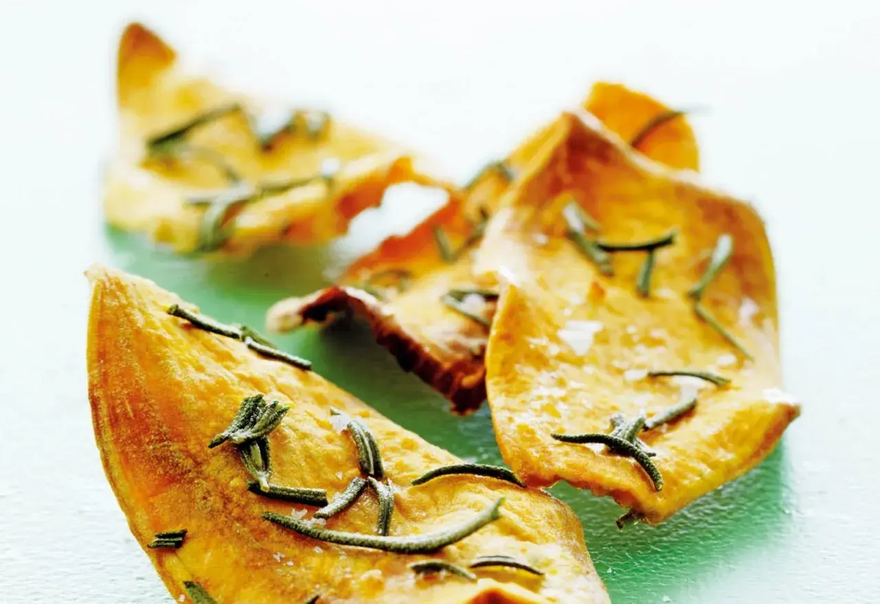 Krispiga chips med topping av rosmarin och flingsalt. En härlig smakupplevelse!