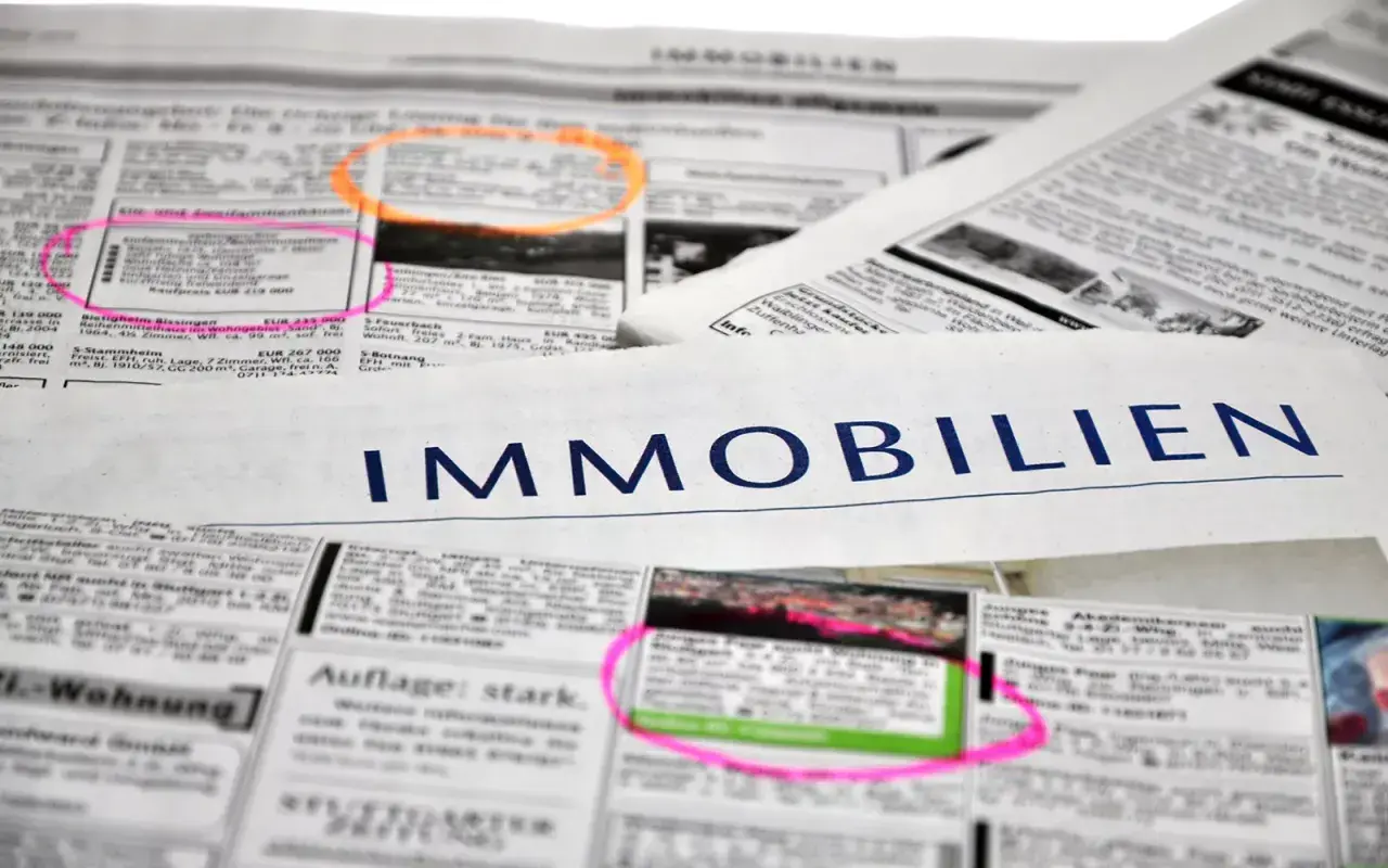 Anzeigen für Immobilien, die den Verkauf eines Hauses und die damit verbundenen Steuern nach 10 Jahren thematisieren.