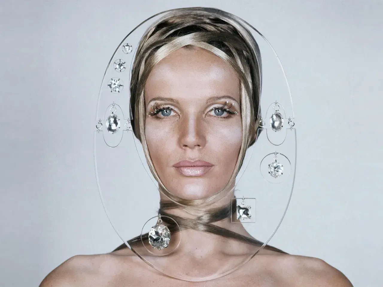 Mujer con peinado vanguardista y joyas colgantes, luciendo un pelo brillante al instante.