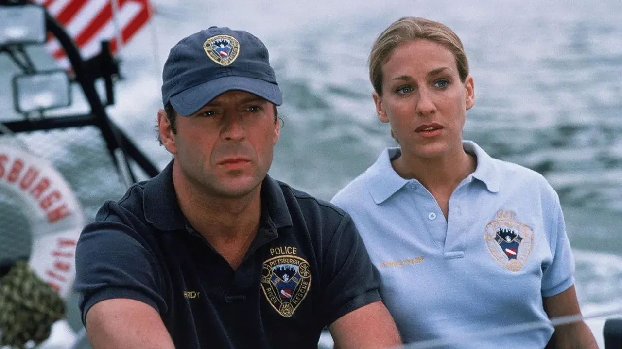 Bruce Willis w filmie "Sześć dni, siedem nocy" jako ratownik wodny. Obok niego Sarah Jessica Parker.