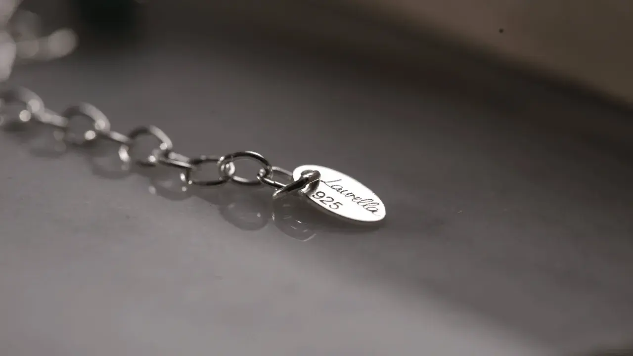 Detalle de cadena de plata 925 calidad, con etiqueta ovalada grabada "Laurella 925".