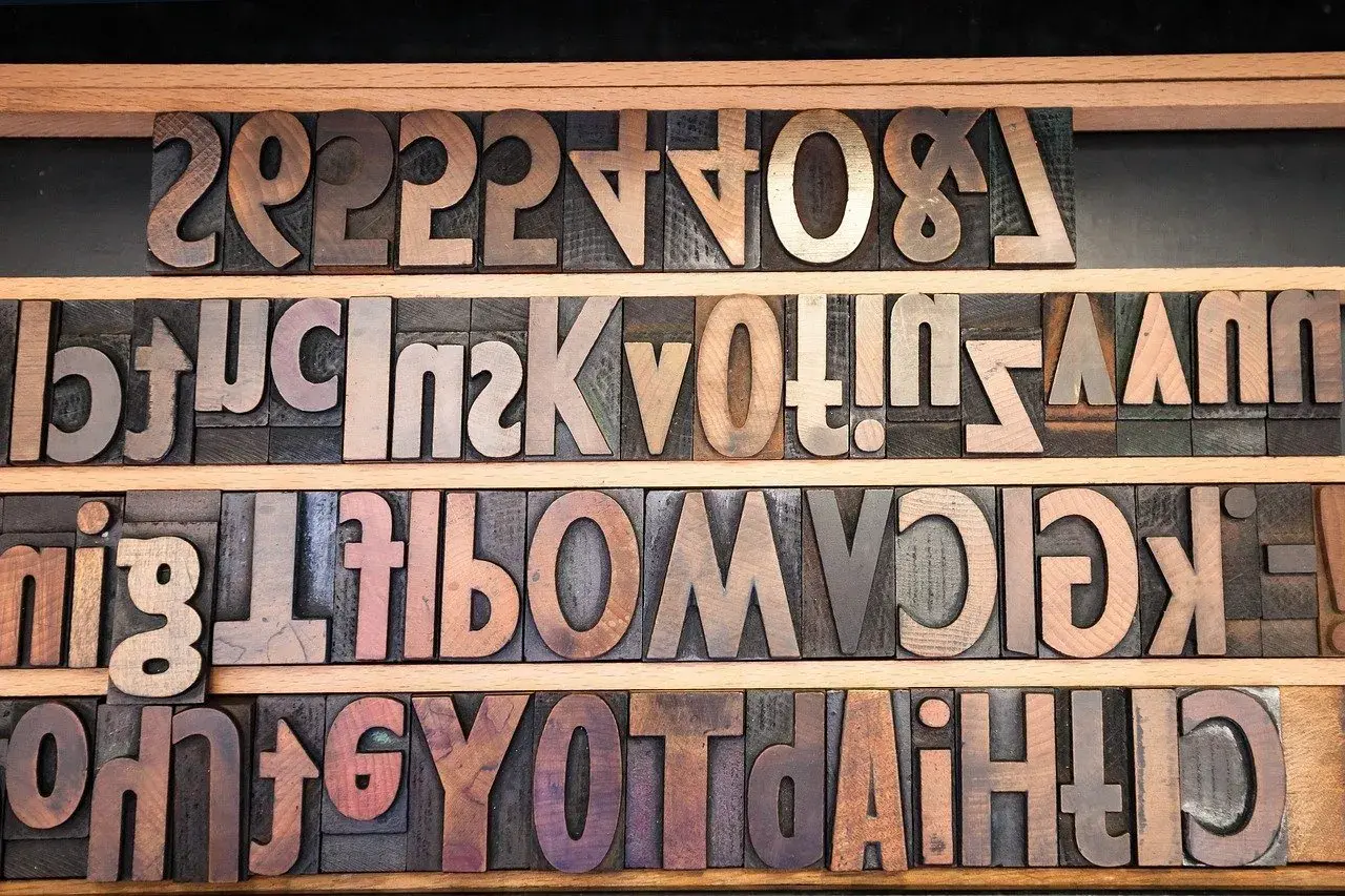 Tipos de letra vintage en madera, listos para componer un texto clásico.