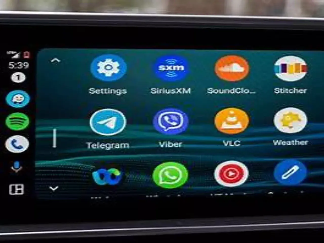 Ekran samochodu z ikonami aplikacji, w tym Telegram, Viber, WhatsApp i YouTube. Działa bezprzewodowy Android Auto, zapewniając łatwy dostęp do multimediów i komunikacji.