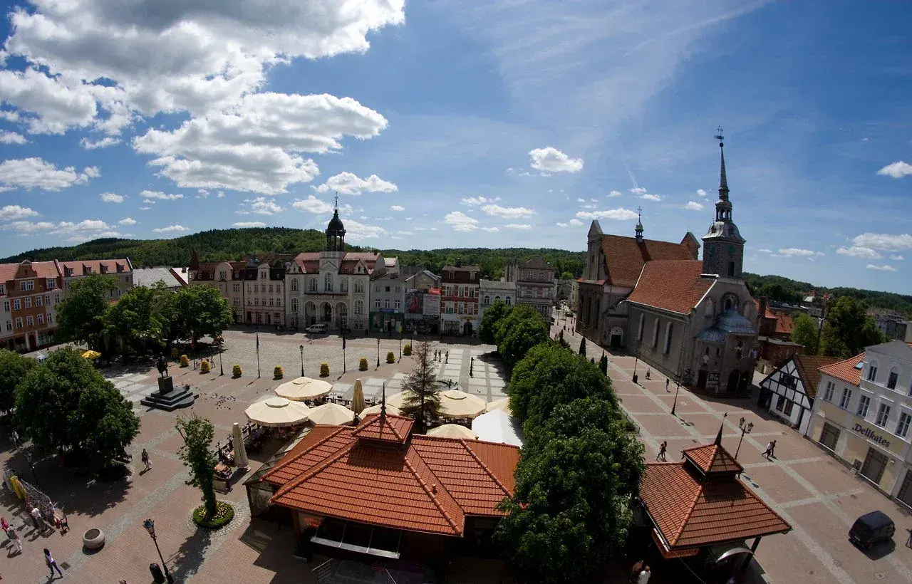 Rynek w Wejherowie z ratuszem i kościołem, idealne miejsce na spacer i odkrywanie atrakcji dla dzieci.