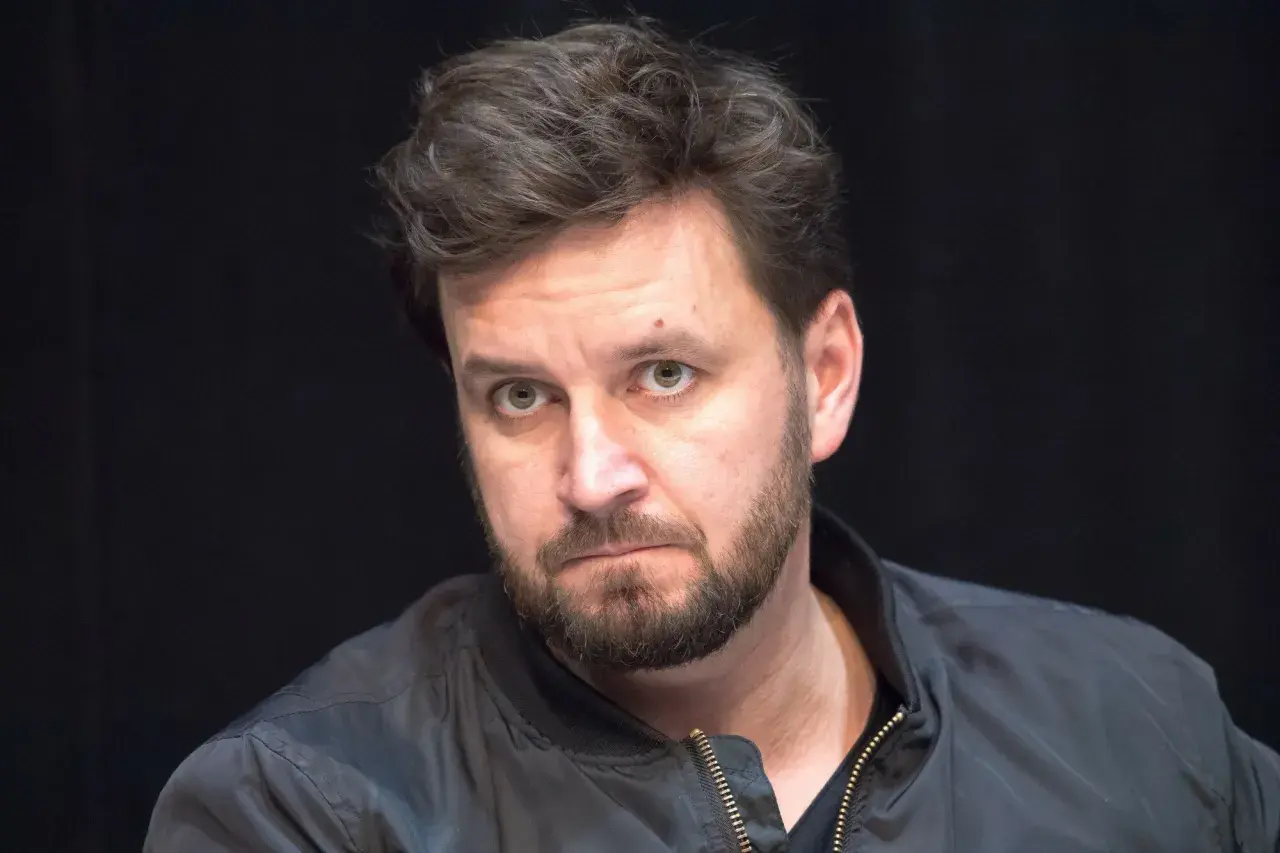 Piotr Domalewski, reżyser, w czarnej kurtce. Może opowiada żonie o nowym projekcie filmowym.