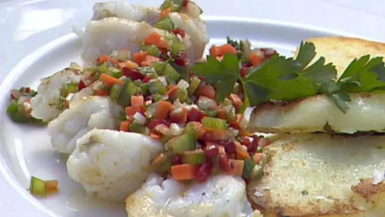 Rape a la plancha con picadillo de verduras y patatas fritas. Un plato delicioso y saludable.