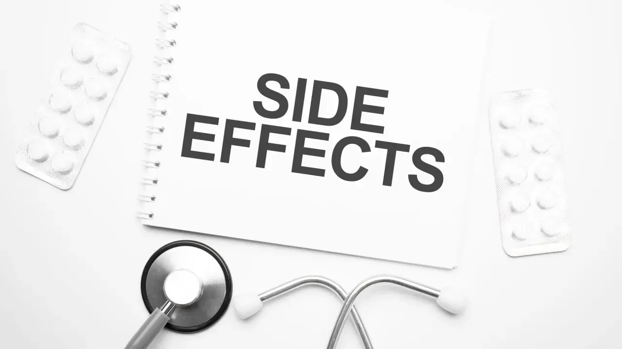 Notatka z napisem "SIDE EFFECTS" obok stetoskopu i blistrów z tabletkami. Czy NAC suplement ma skutki uboczne?