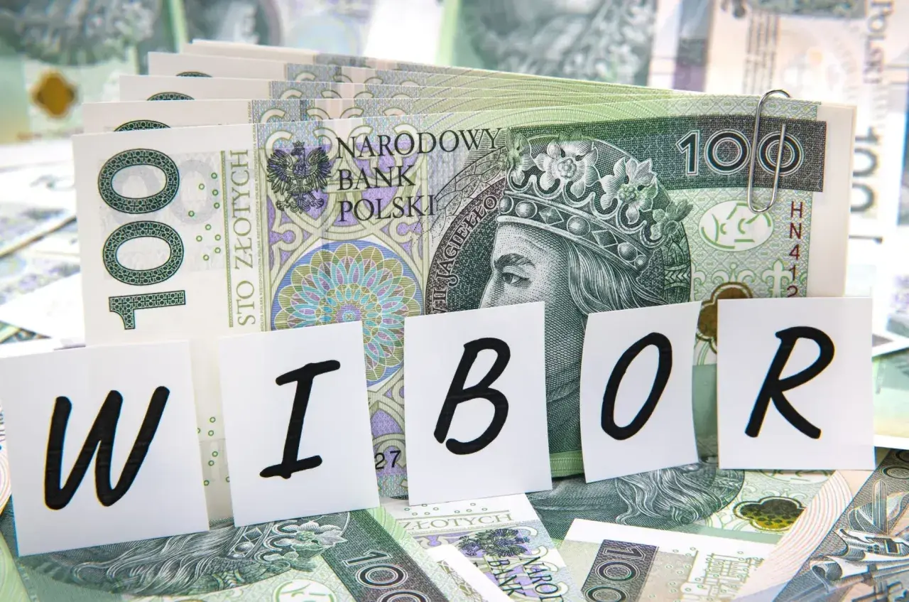 Stos stuzłotowych banknotów z napisem WIBOR.