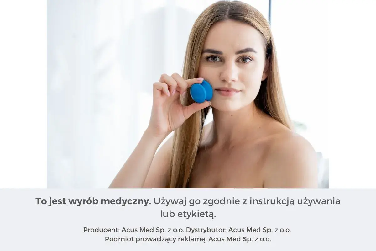Kobieta trzyma niebieskie bańki chińskie gumowe lub silikonowe do twarzy.