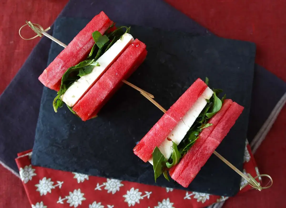 Sommarfräscht vattenmelon recept med fetaost och ruccola på spett. Enkelt och gott!
