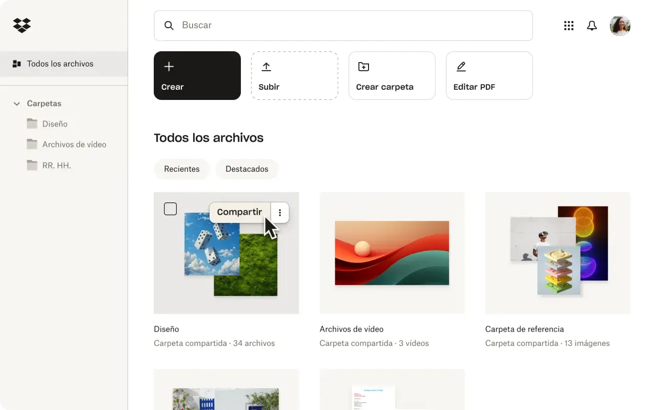 Carpeta de diseño con dados y césped, mostrando que son los archivos compartidos. Al lado, carpetas de videos y referencias.