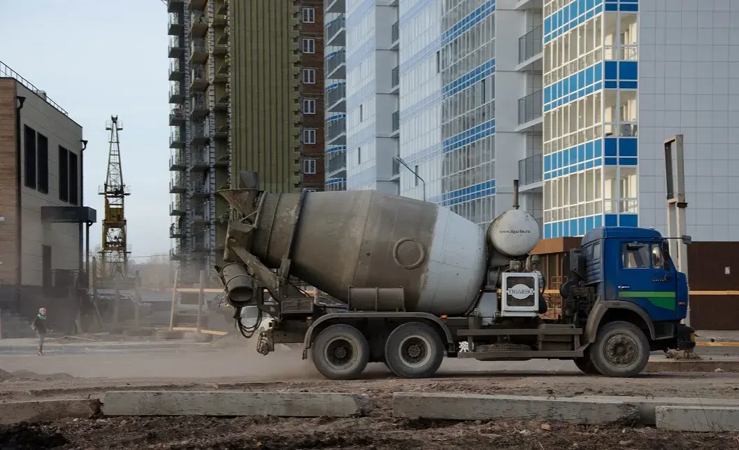 Ile waży kubik betonu półsuchego? Zaskakujące różnice w wadze!