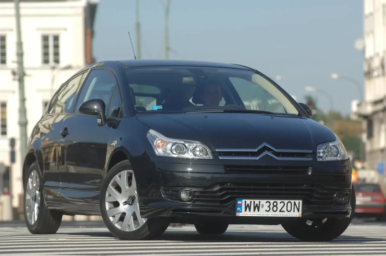 Czarny Citroen C4 z przodu, gotowy do wymiany żarówki.