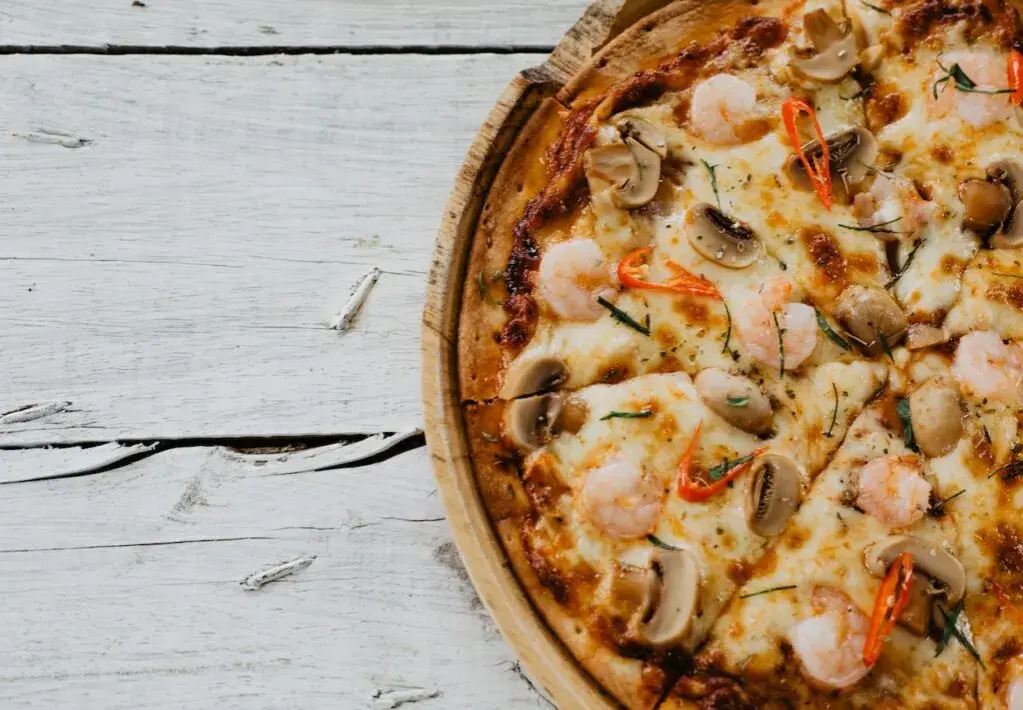 Jakie pieczarki do pizzy wybrać, by uniknąć mdłego smaku?