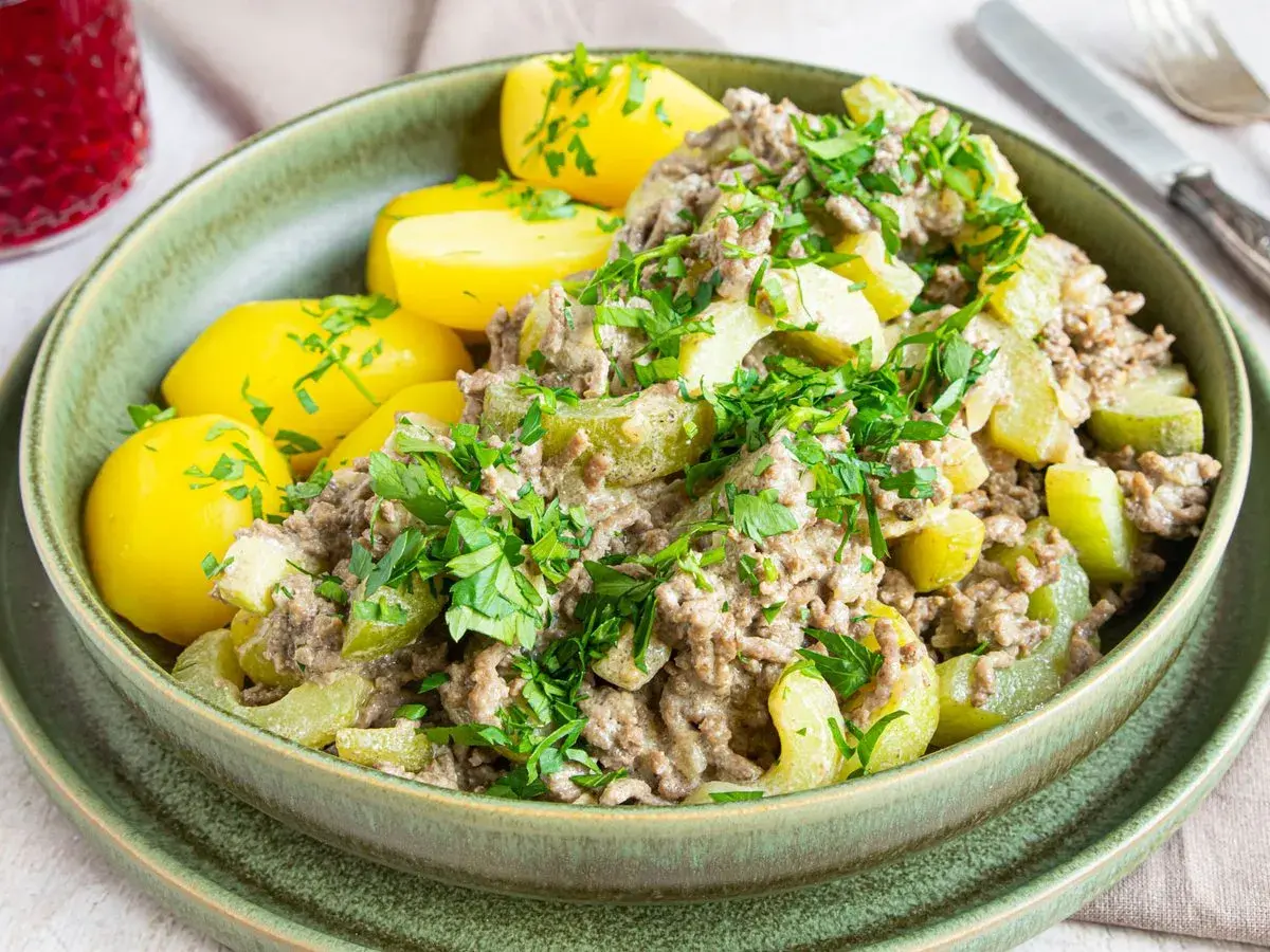 Herzhaftes Hackfleisch mit Schmorgurken und Petersilie, serviert mit Salzkartoffeln. Ein einfaches Schmorgurken Rezept.