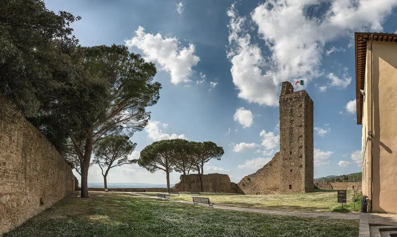 Torre del Cassero e mura medievali, un luogo incantevole da scoprire tra le cose da vedere a Castiglion Fiorentino.
