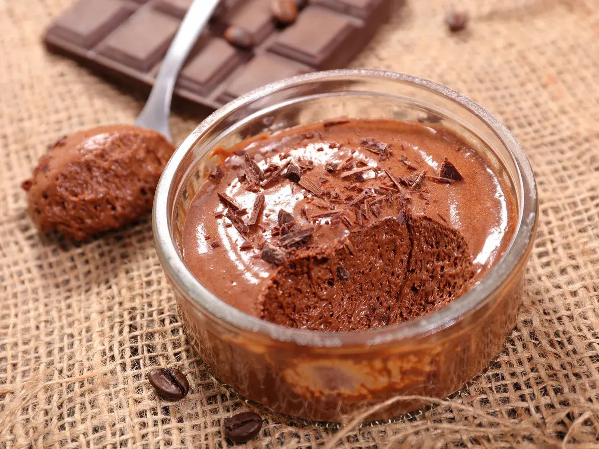 Délicieuse mousse au chocolat maison, garnie de copeaux de chocolat. Parfait pour la conservation et le plaisir.