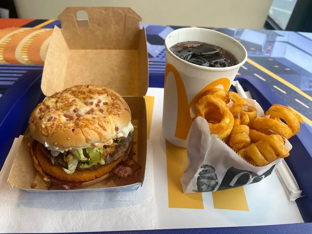 Drwal z chrzanem, czyli burger z chrupiącym kurczakiem, bekonem i sosem chrzanowym, podany z kręconymi frytkami i napojem.