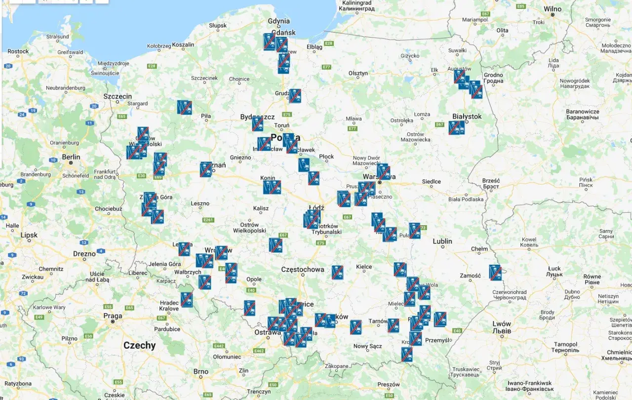 Mapa Polski i okolic z zaznaczonymi miejscami, gdzie są odcinkowe pomiary prędkości.