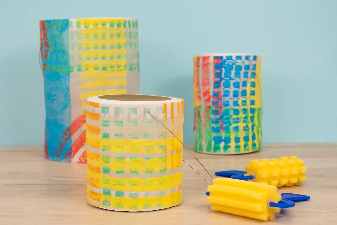Bunte Laternen zum Laterne basteln U3. Kinder haben mit bunten Farben und Rollen Muster auf Papierrollen gemalt.