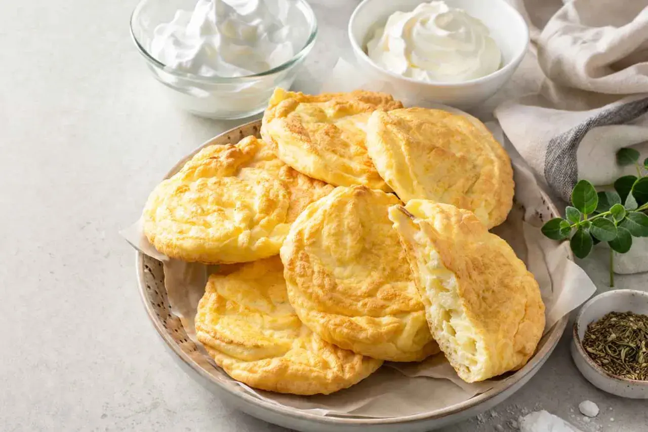 Pane nuvola ricetta: soffici e dorati, questi panini leggeri sono perfetti per una colazione o uno spuntino sano.
