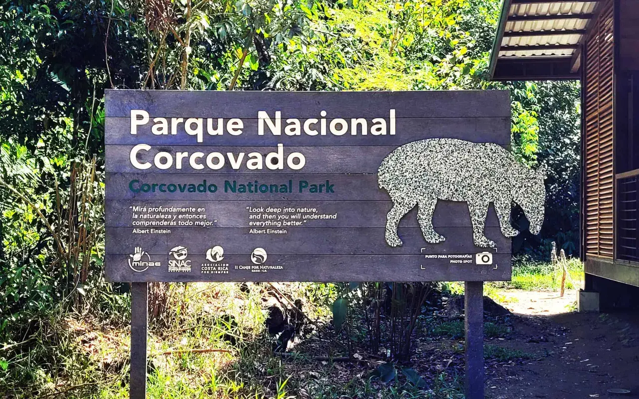 Schild am Eingang zum Corcovado Nationalpark mit einem Tapir-Umriss. Albert Einstein zitiert über Natur.
