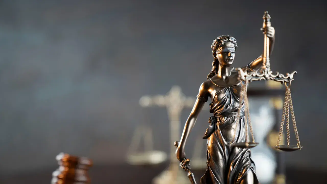 Temida z wagą i mieczem, symbol sprawiedliwości. Zastanawiasz się, ile trwają studia prawnicze w USA?