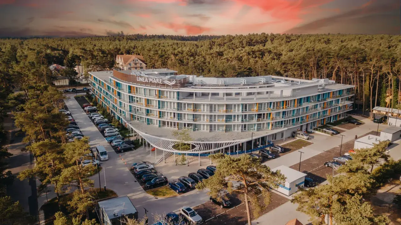 Nowoczesny hotel Linea Mare w Pobierowie, otoczony lasem sosnowym, z widokiem na morze.