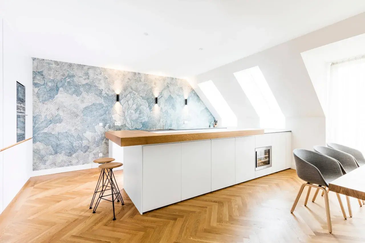 Moderne Küche mit floraler Tapete und Holzakzenten. Perfekt, um eine stilvolle Penthousewohnung einzurichten.