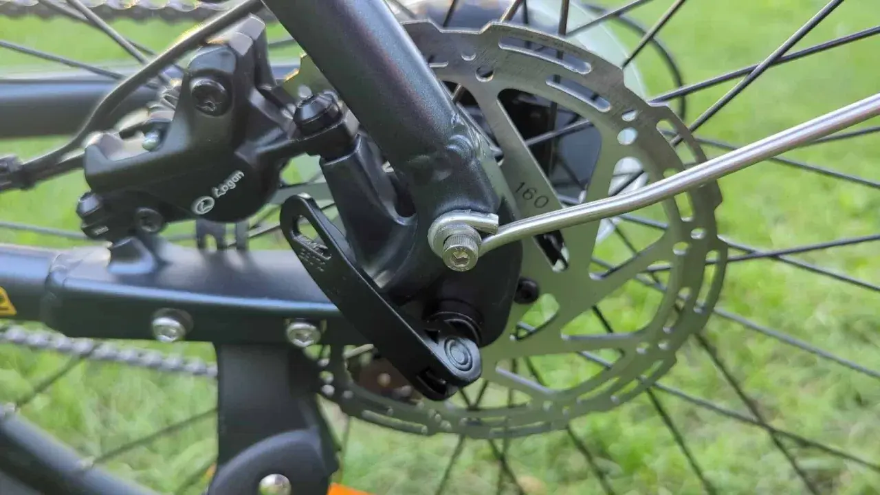 Nahaufnahme eines Fahrrad-Scheibenbremssystems. Die Bremsscheibe mit der Markierung "160" ist gut sichtbar. Das geringe bremsscheiben gewicht ist ideal für sportliche Fahrräder.