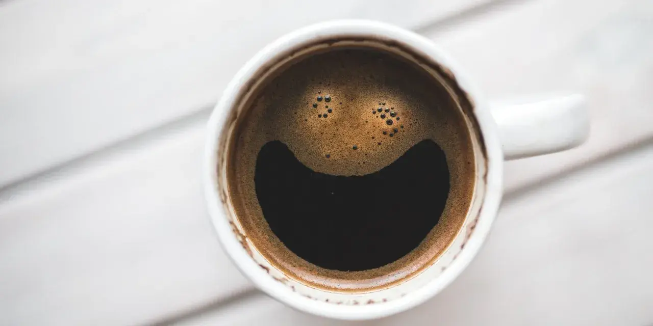 Uśmiechnięta pianka na kawie. Czy to znaczy, że kawa jest decaffeinato?
