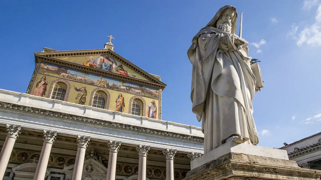 Statua di San Paolo davanti alla Basilica di San Pietro e Paolo a Roma.