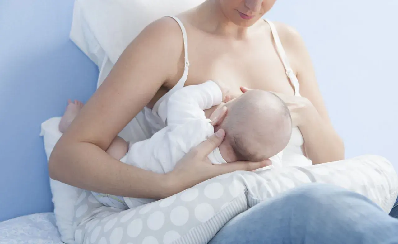 Karmiąca mama karmi piersią dziecko. W pierwszych tygodniach po porodzie warto zadbać o dietę, by zapewnić maluchowi wszystko, co najlepsze.