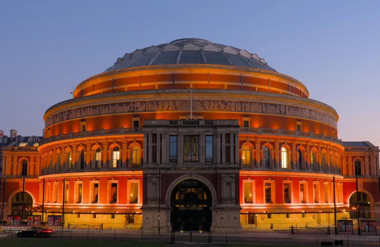 Royal Albert Hall, jeden z najpiękniejszych zabytków w Wielkiej Brytanii, rozświetlony wieczornym blaskiem.