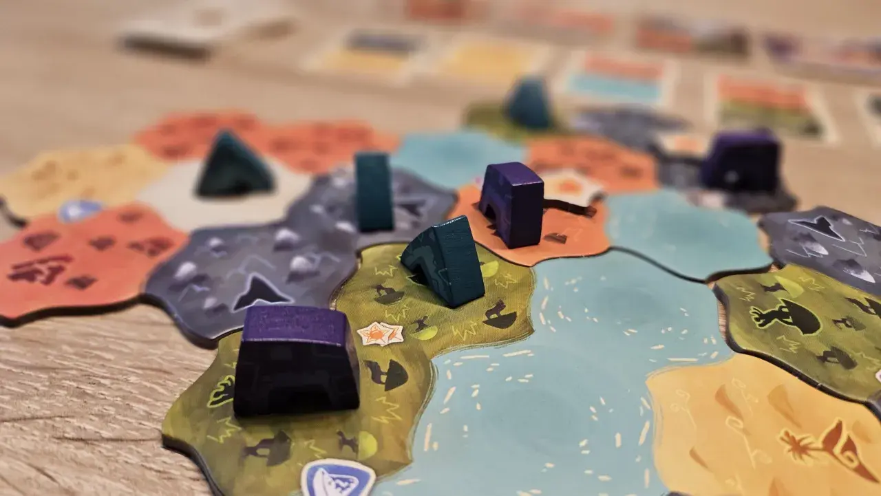 Bunte Spielsteine auf einer Landkarte, die eine spannende Partie **strategie brettspiele** andeutet.