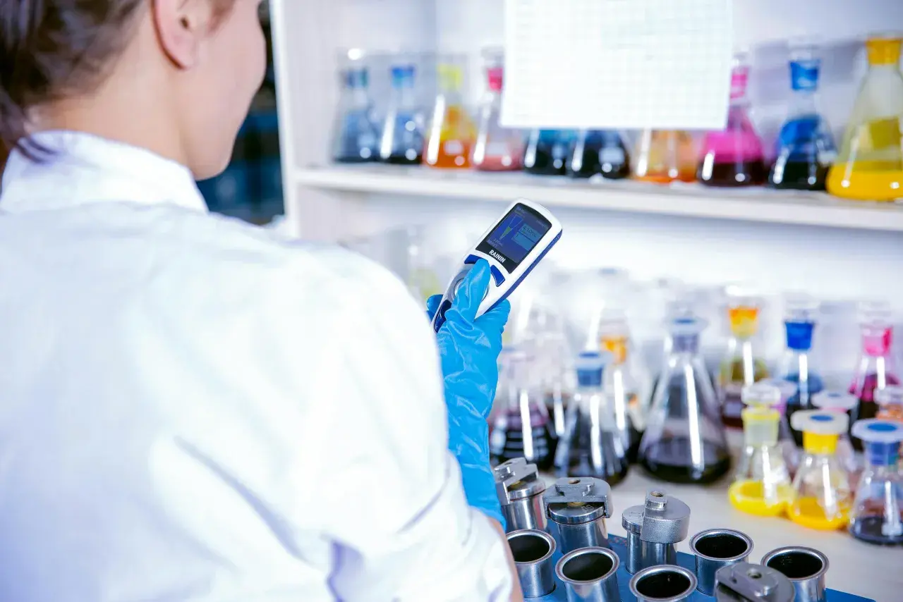 W laboratorium, gdzie chemia między mną a kolegą z pracy kwitnie, pracujemy nad nowymi formułami. Kolorowe płyny w kolbach i precyzyjne pomiary to nasza codzienność.