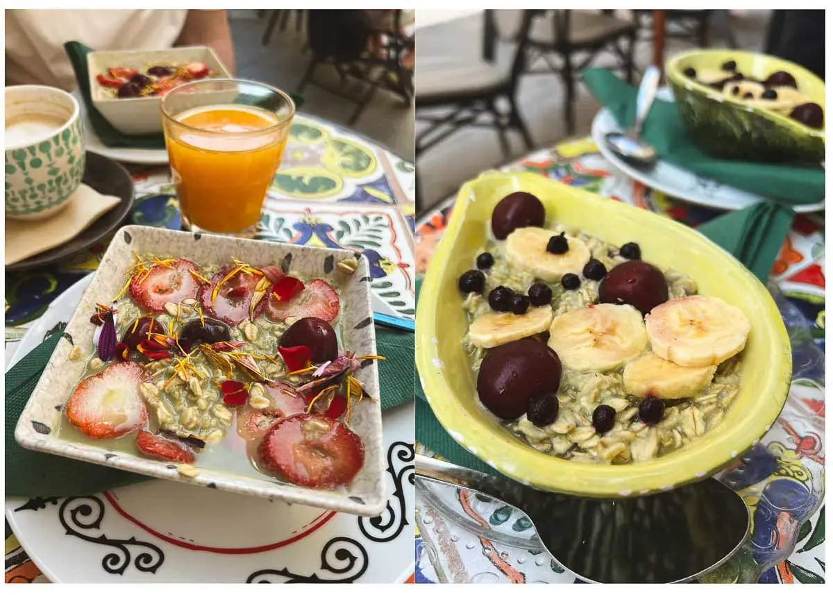 Zwei Schalen mit leckerem Matcha Porridge, garniert mit Erdbeeren, Kirschen und Bananenscheiben. Ein gesunder Start in den Tag!