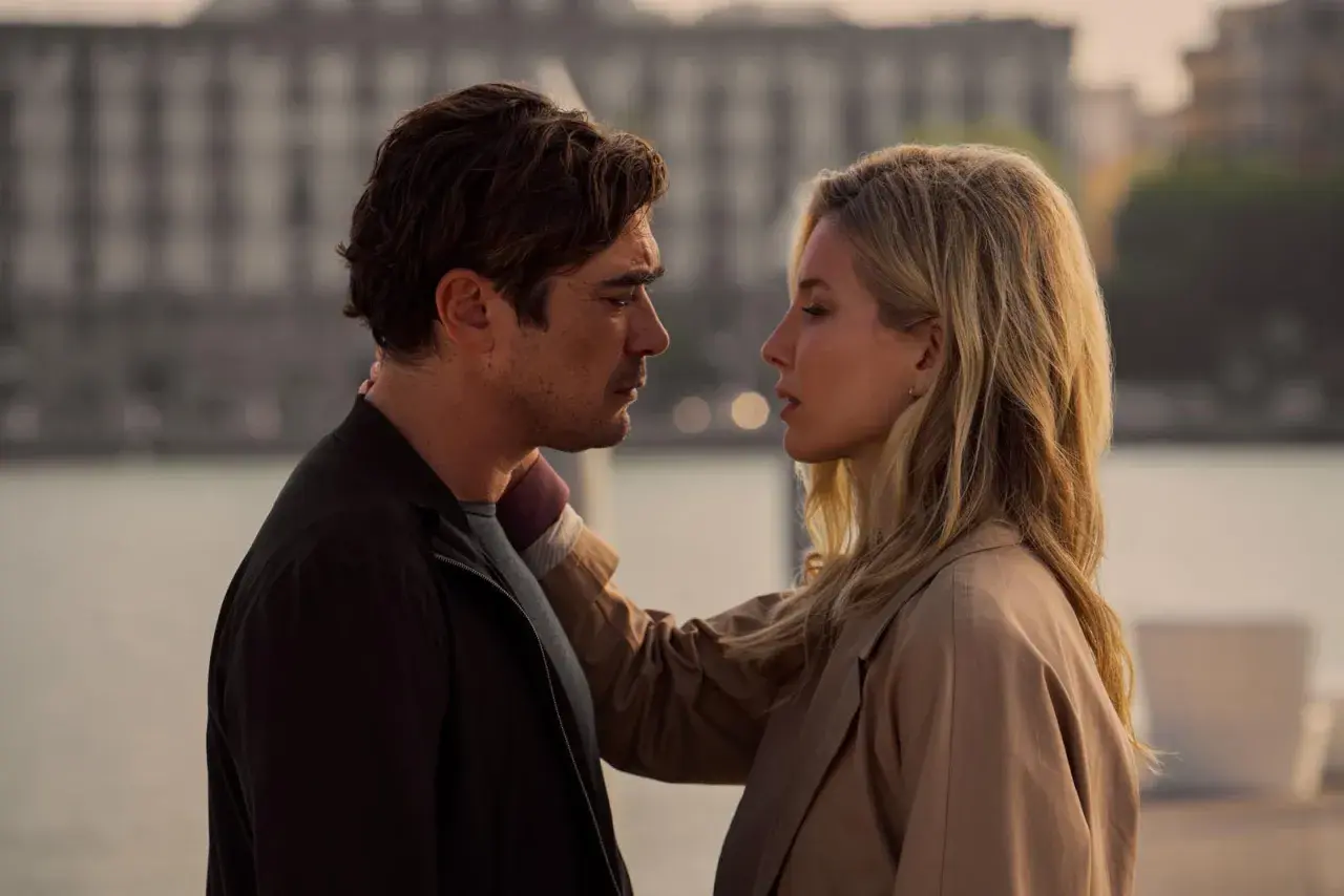 Para zbliża się do siebie, w tle widać miasto. Czy to początek romansu, czy zapowiedź dobrego thrillera Netflix?