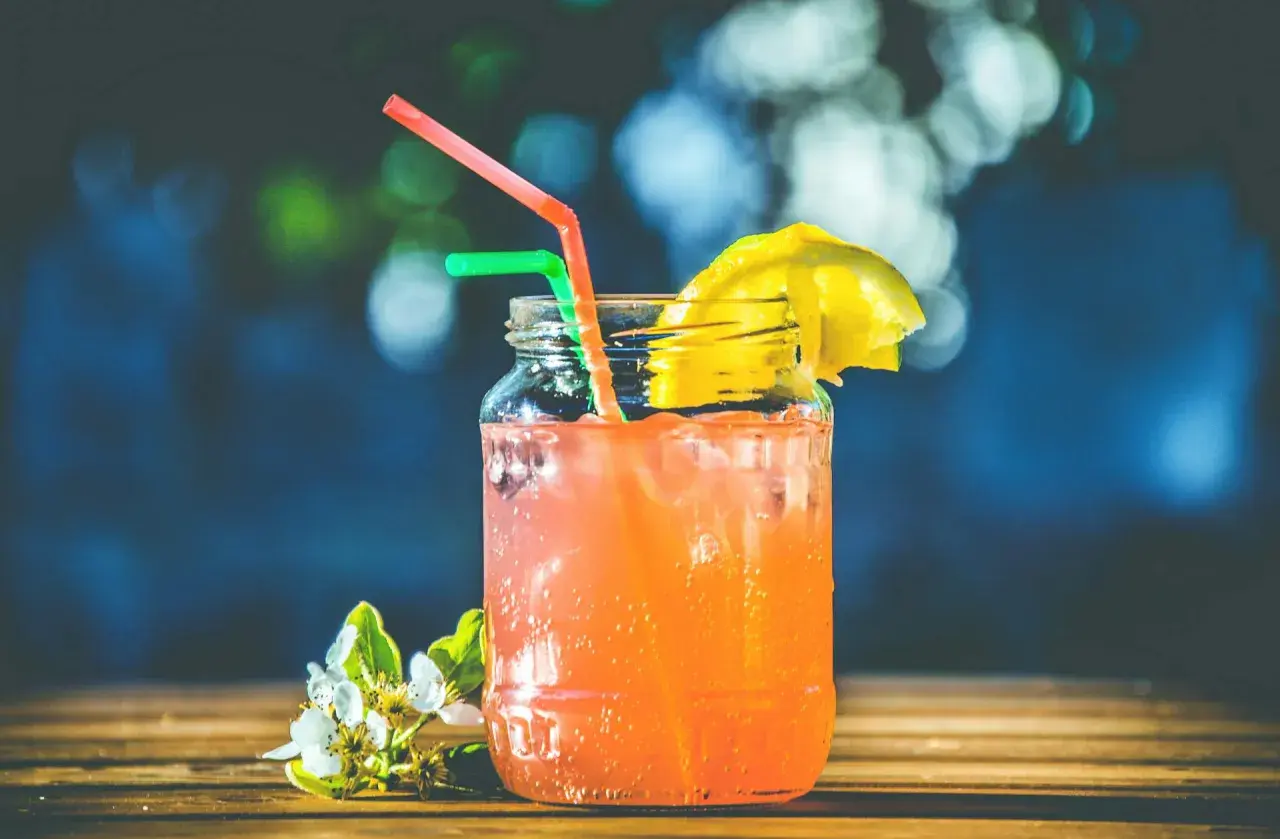Dlaczego w drinkach są 2 słomki? Odkryj zaskakujące powody