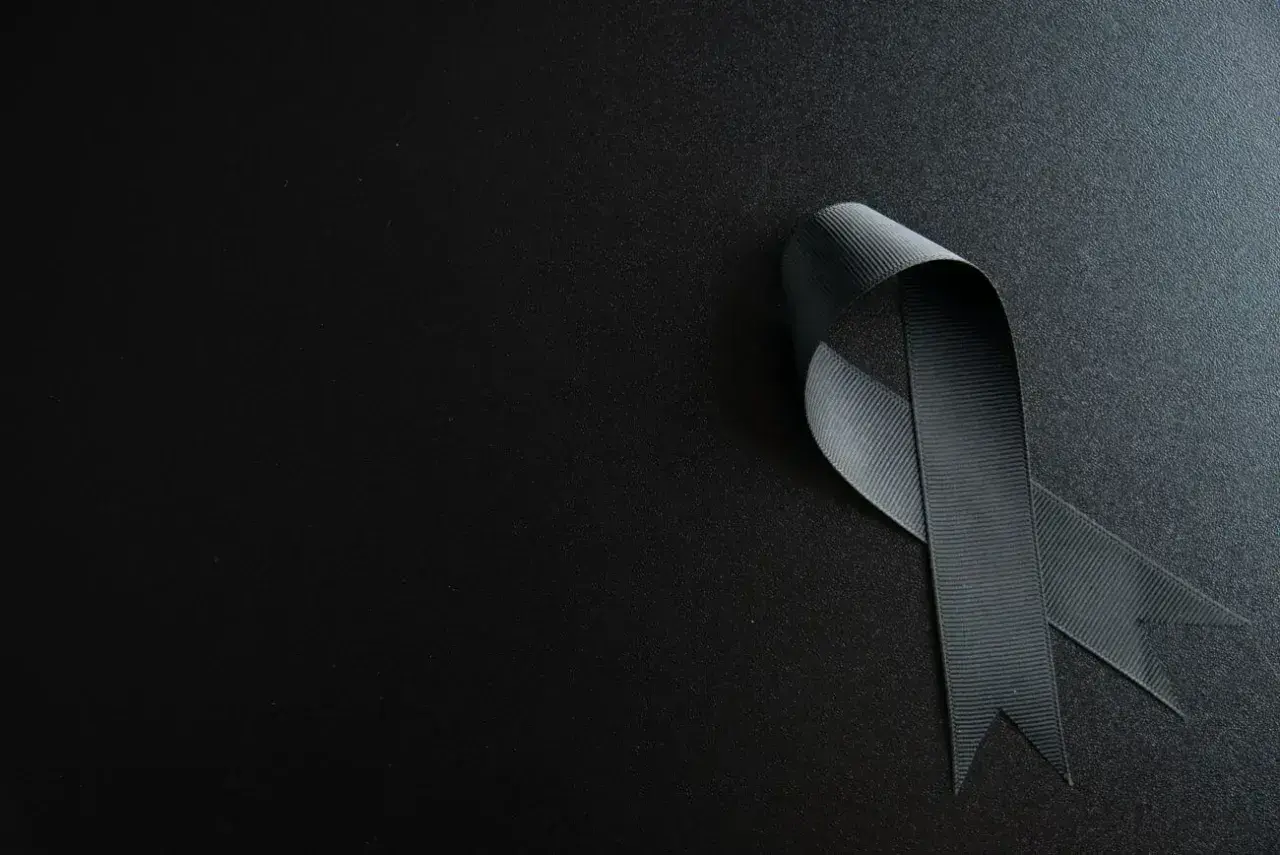 Czarna wstążka symbolizuje żałobę. Ile trwa żałoba? To pytanie, na które każdy musi znaleźć własną odpowiedź.